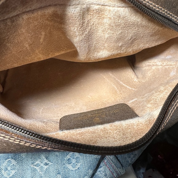 Authentic Gucci vintage web cherry line
crossbody, original strap & certificate - Picture 8 of 11